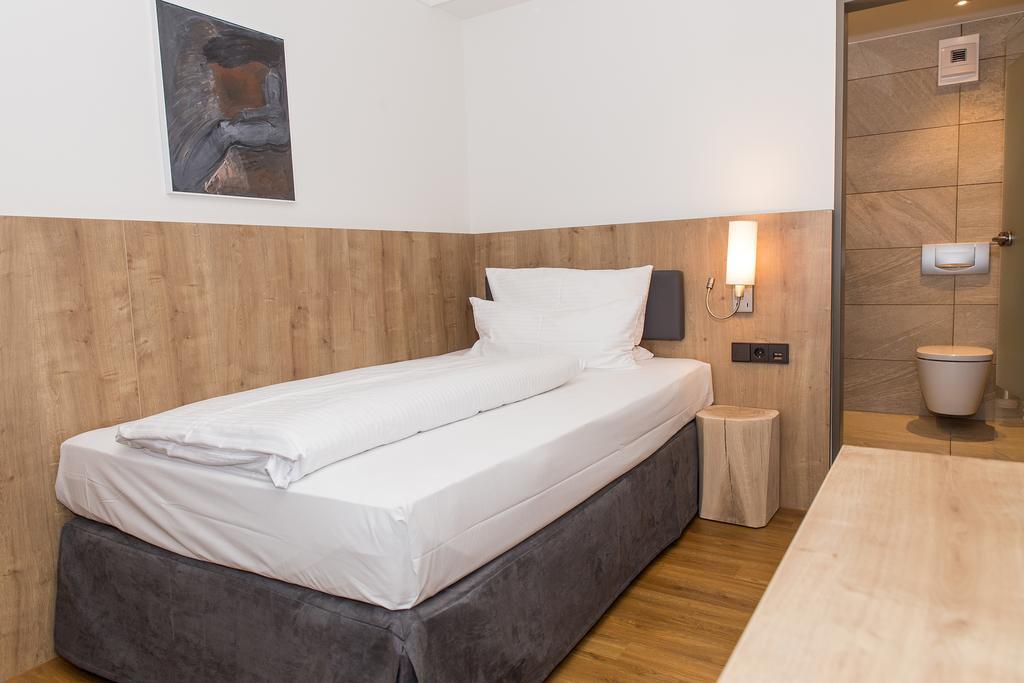 Hotel Goldenes Rad Ульм Екстер'єр фото