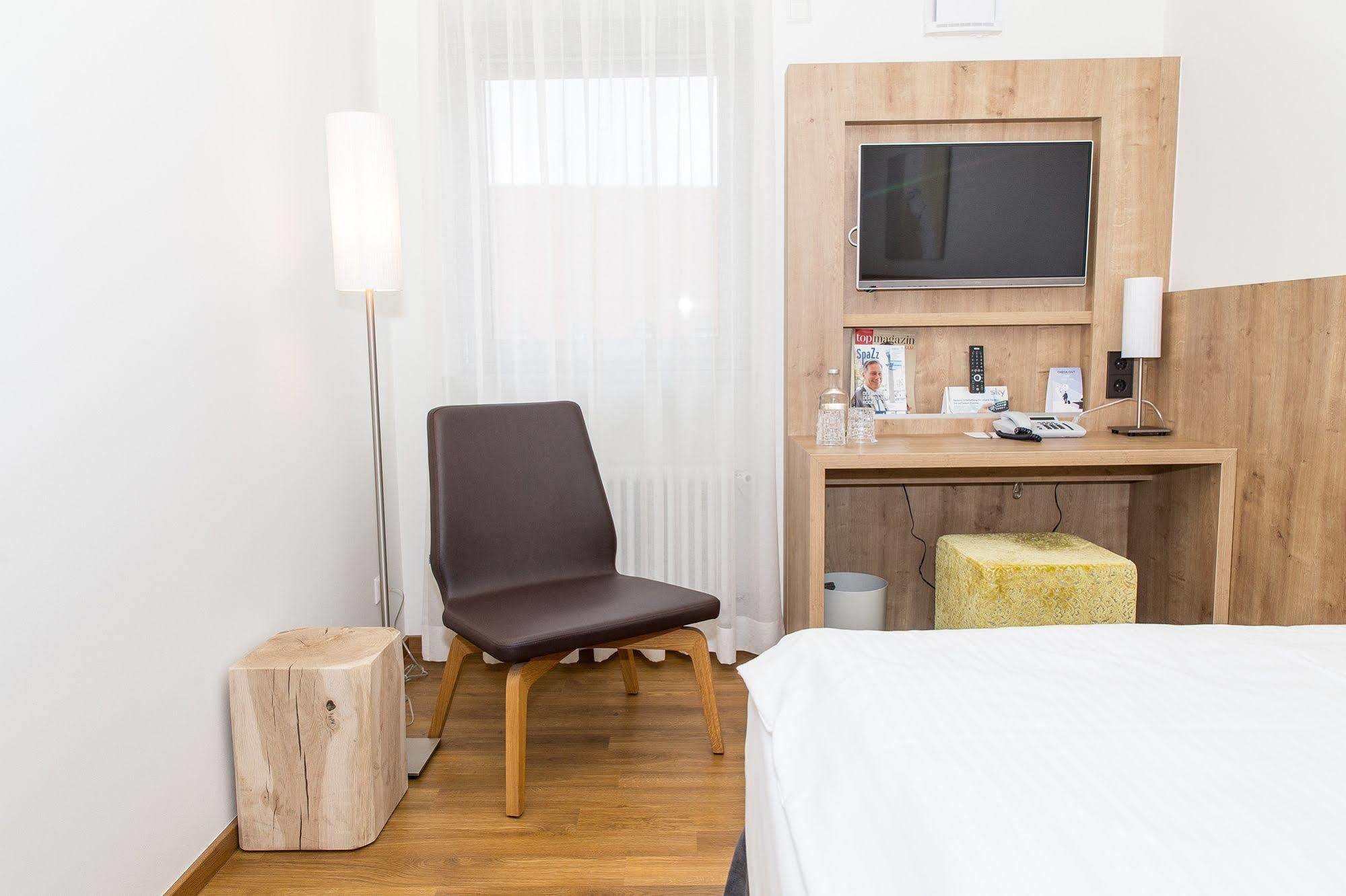 Hotel Goldenes Rad Ульм Екстер'єр фото