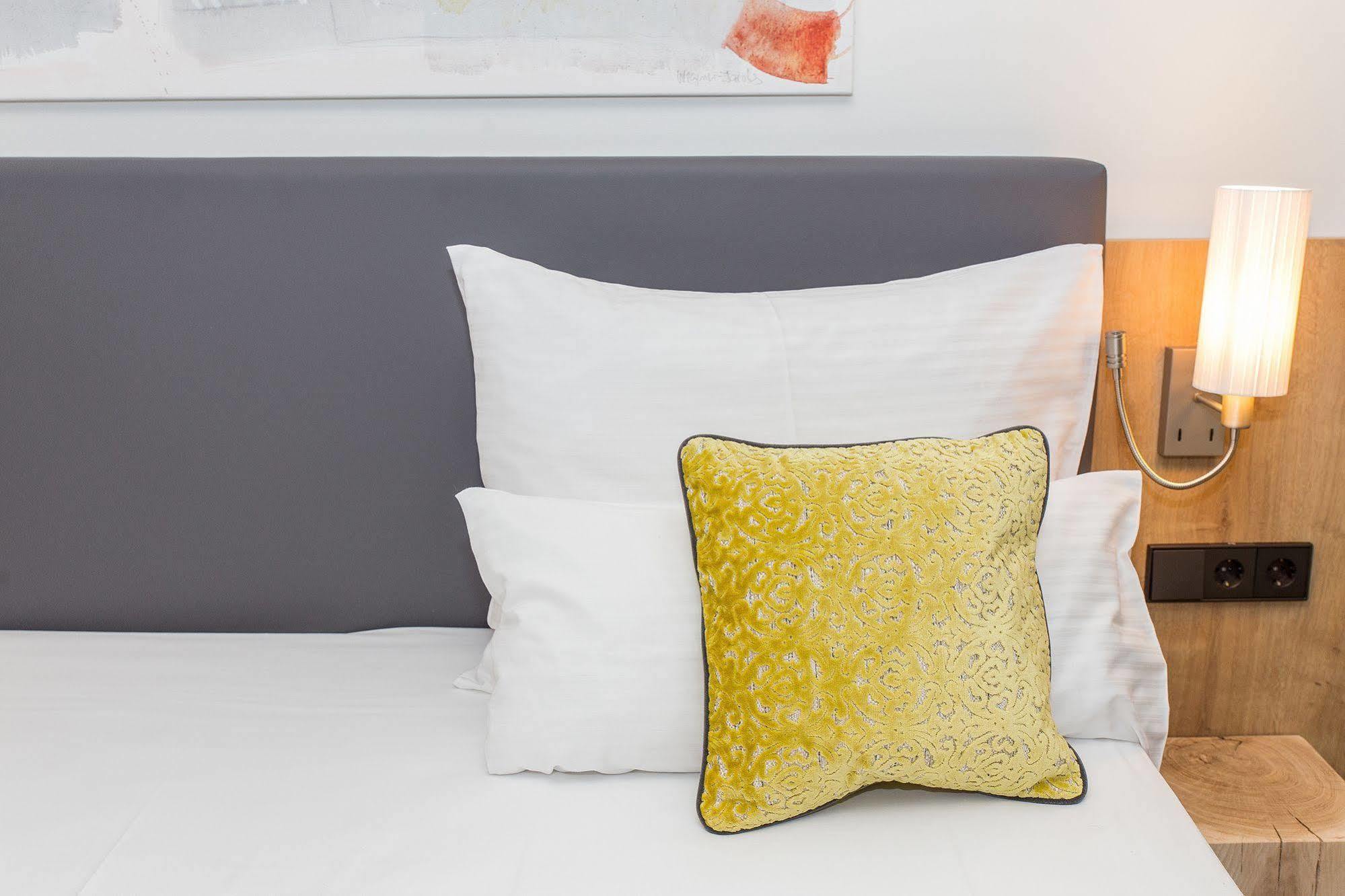 Hotel Goldenes Rad Ульм Екстер'єр фото