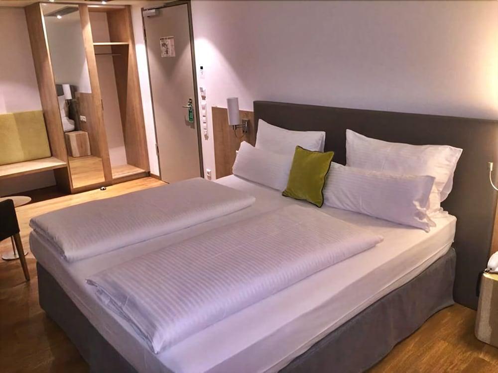 Hotel Goldenes Rad Ульм Екстер'єр фото